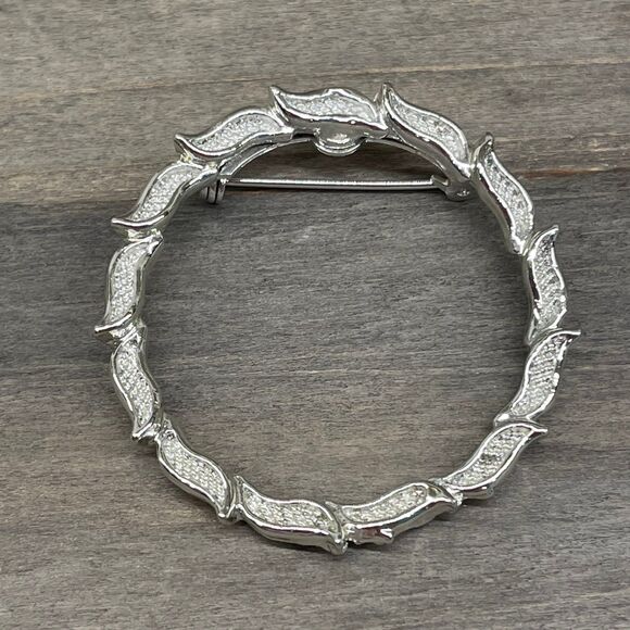 Vintage Gerrys Wreath Brooch Silver Tone Textured Leaf Open Center Stamped 1.75" - Picture 1 of 6